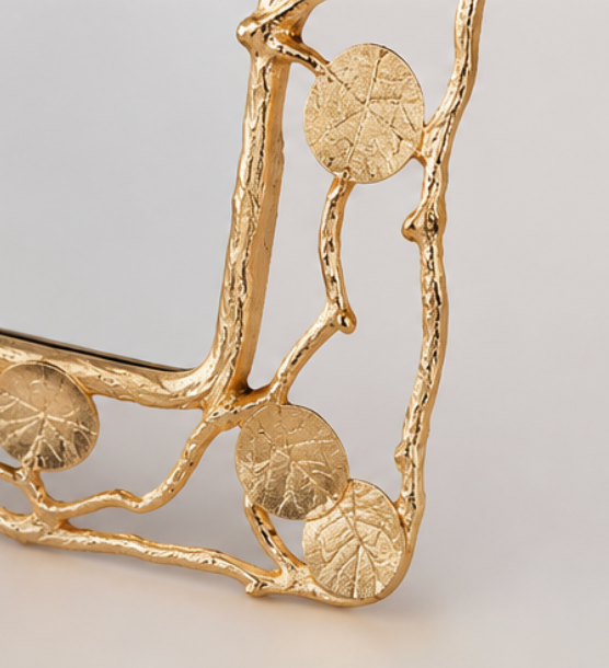 Dekorativ Metallram med Bladmotiv – Elegant Fotoram i Guld